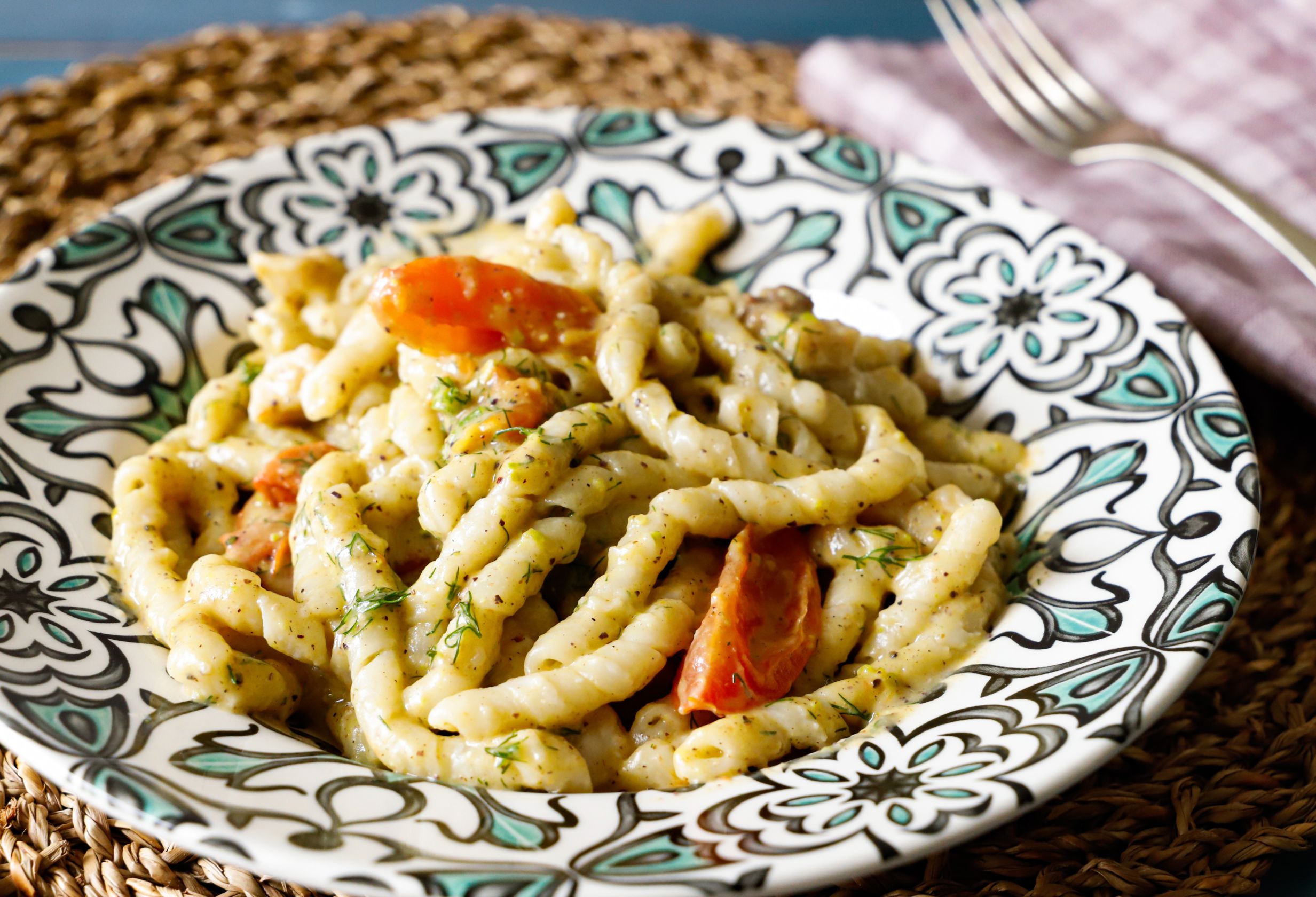 Pasta con pesto di pistacchio salato, pesce spada e pomodorini